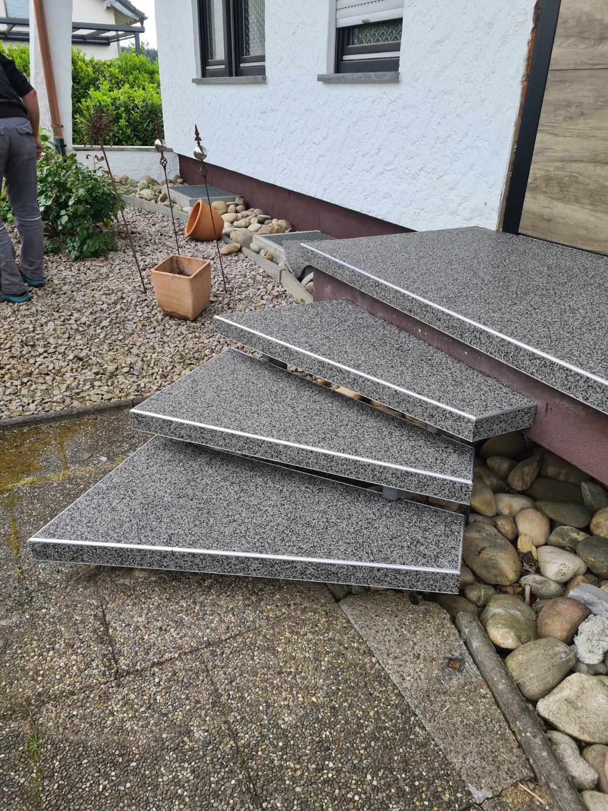 Außentreppe mit Kieselsteinen
