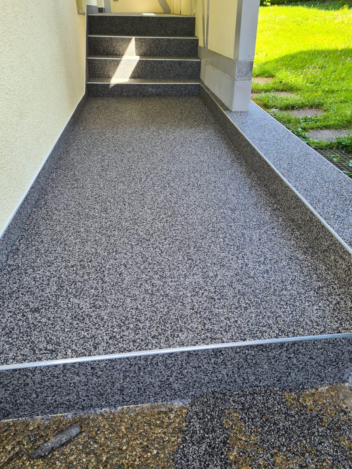 Kellerabgang in Grau